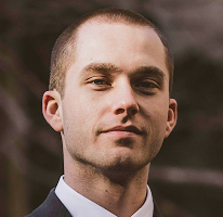 Thomas Whitfield en un retrato como analista de comercio de criptomonedas y experto del mercado cripto
